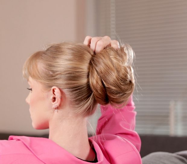 VIDEO - Extreme blonde bun elegance