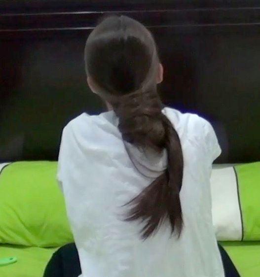 VIDEO - A young woman with a passion for extreme hair lengths