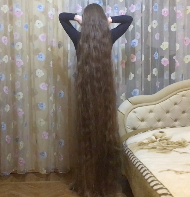 VIDEO - Extreme hair and a giant bun