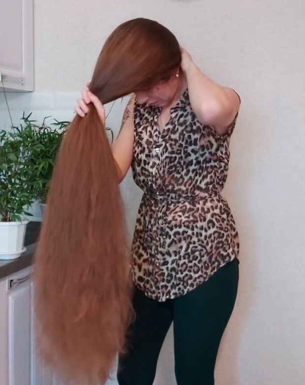 VIDEO - Heavy bundrops in front of her face