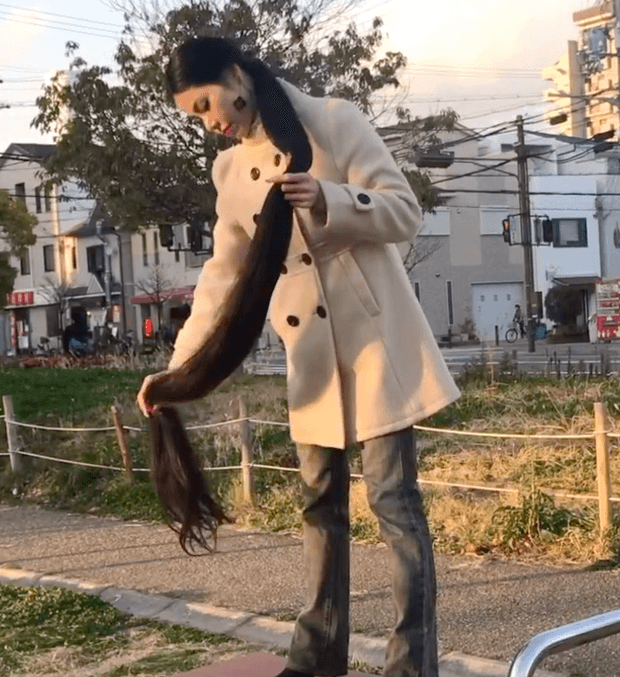 VIDEO - Floor length hair in public 2