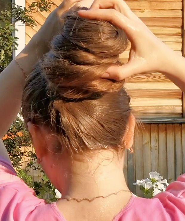 VIDEO - Tons of shampoo for very long blonde hair