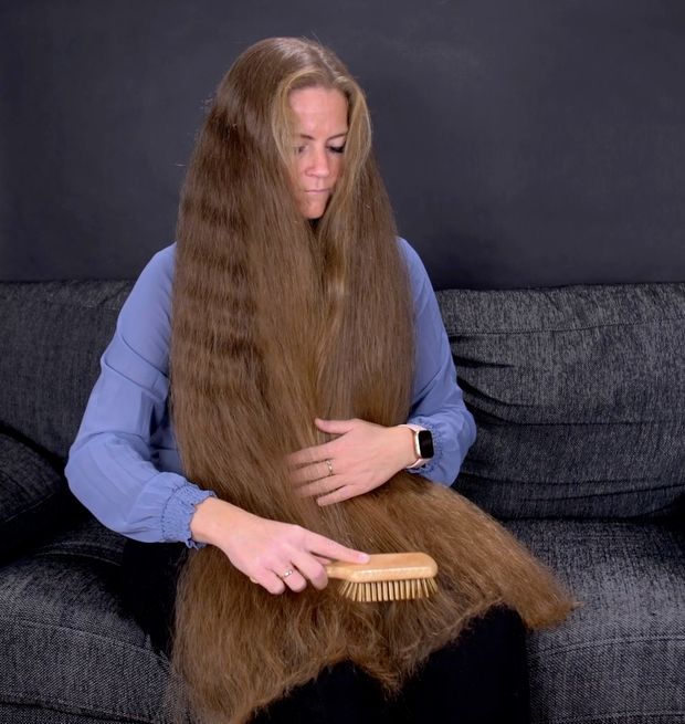 VIDEO - Brushing her massive mane
