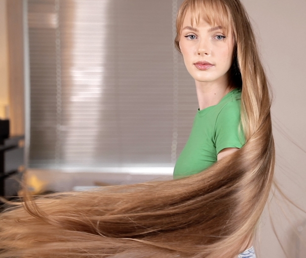 VIDEO - Super beautiful blonde Rapunzel