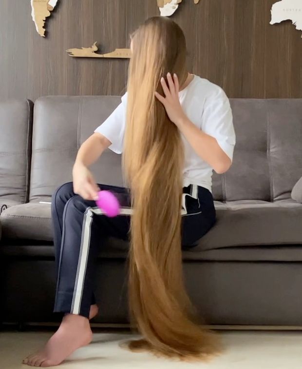VIDEO - Extreme calf length hair play in sofa