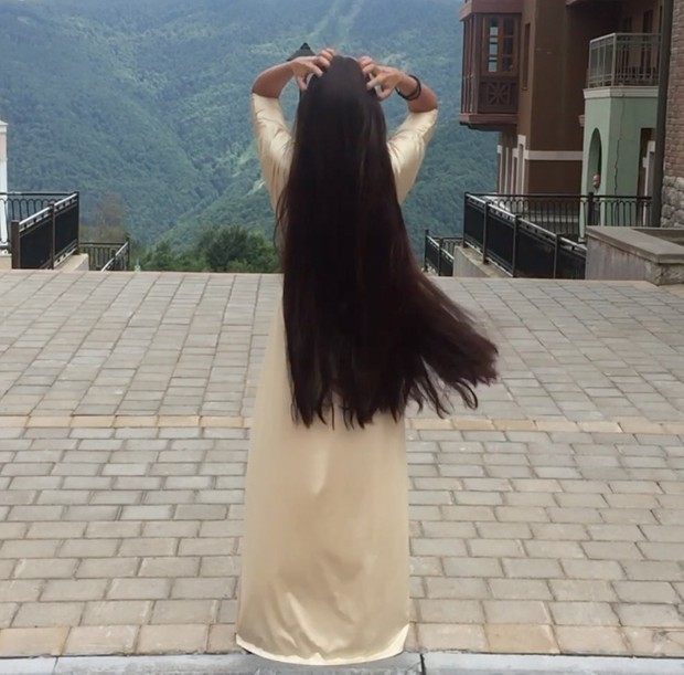 VIDEO - Super thick hair and a golden dress