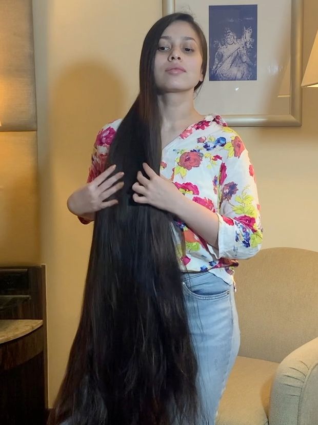 VIDEO - Neha&#x27;s extreme long hair show