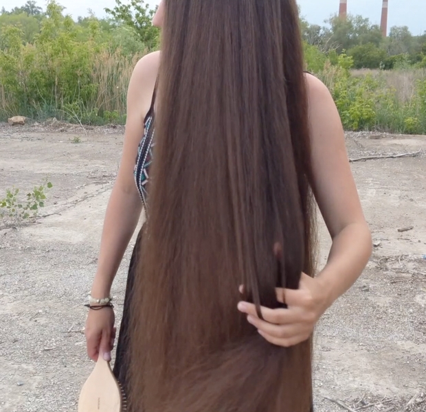 VIDEO - Displaying her massive mane in the wind