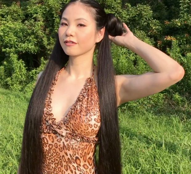 VIDEO - The longest black hair you have ever seen