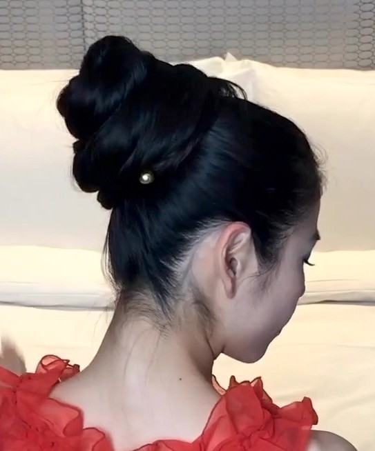 VIDEO - Rin&#x27;s elegant big buns and very long hair