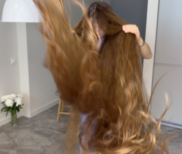 VIDEO - Floor length hair dream