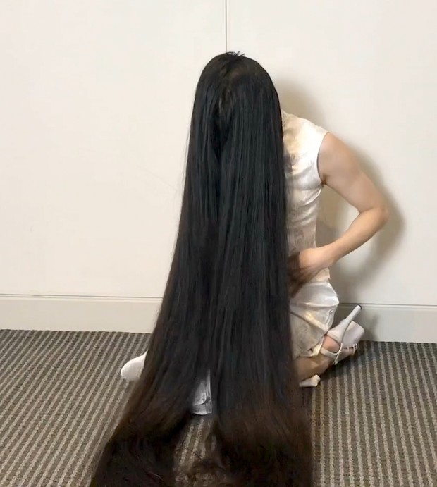 VIDEO - A lot of length, a lot of hair play