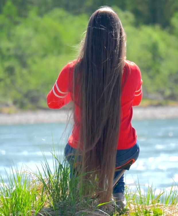 VIDEO - Rapunzel sitting by the water