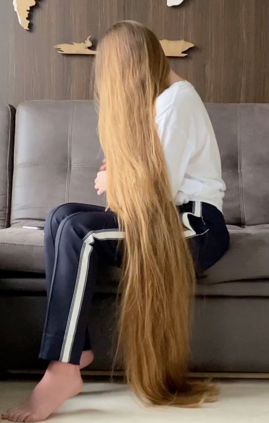 VIDEO - Extreme calf length hair play in sofa