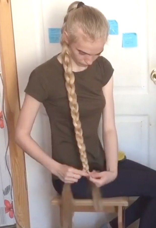 VIDEO - Brush, bun, braid