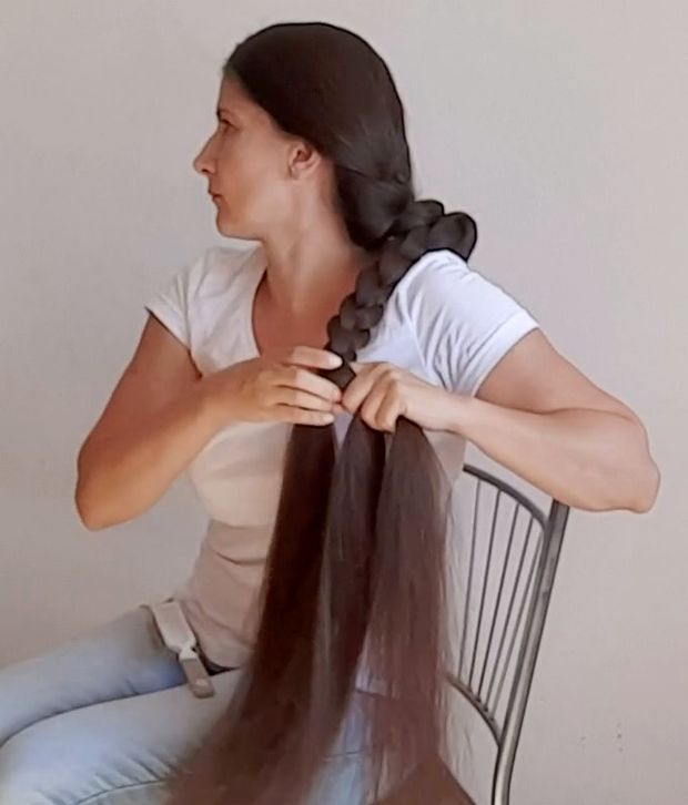 VIDEO - Parting, brushing and hairstyles