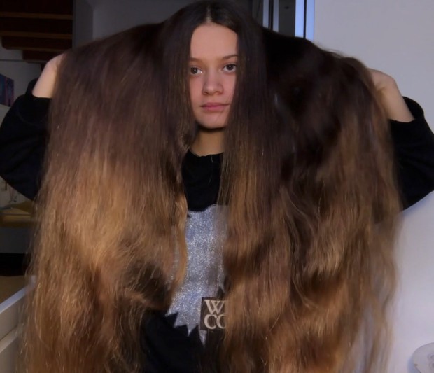 VIDEO - Ottavia&#x27;s thick hair play 2