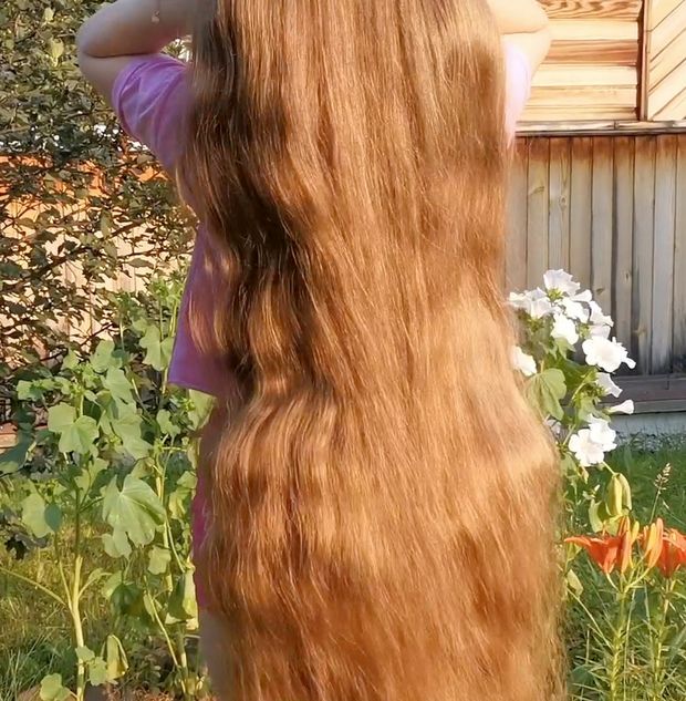 VIDEO - Tons of shampoo for very long blonde hair