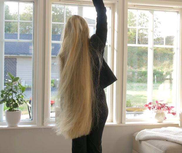 VIDEO - Extremely perfect thigh length hair