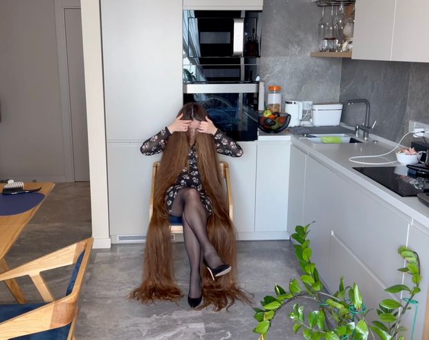 VIDEO - Lady with two meter long hair