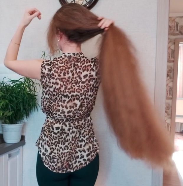VIDEO - Heavy bundrops in front of her face