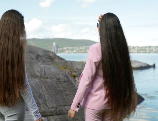 VIDEO - Two sisters by the sea