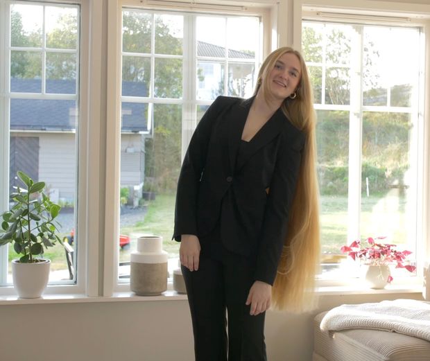 VIDEO - Extremely perfect thigh length hair