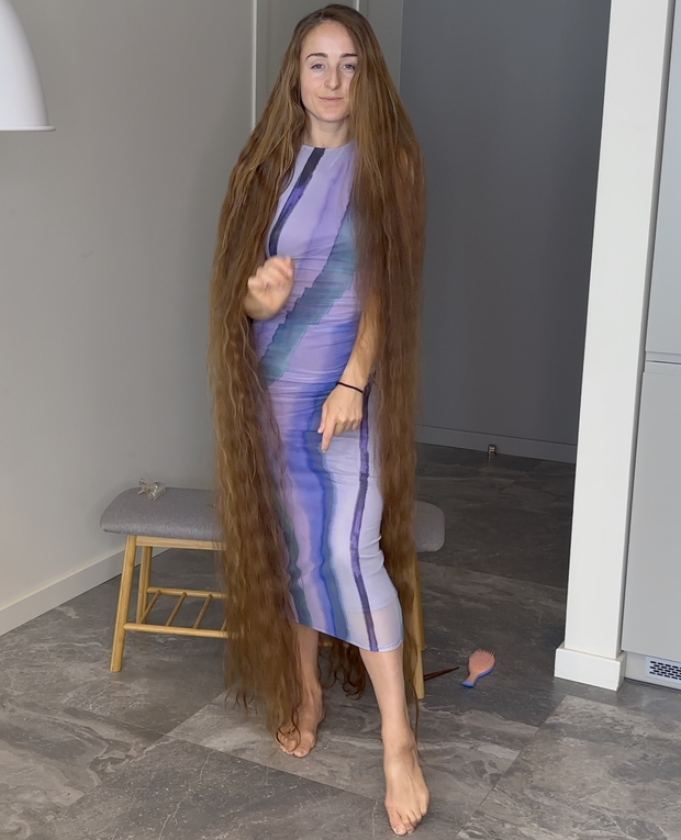 VIDEO - Floor length hair dream