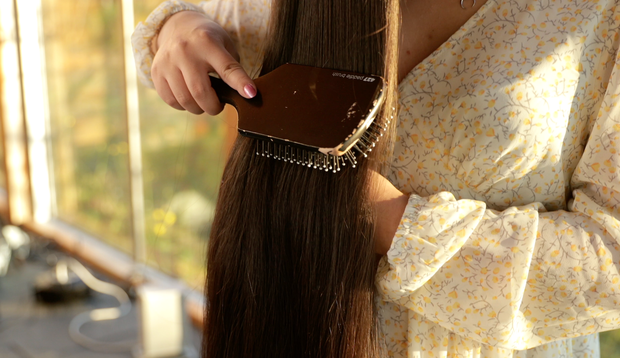VIDEO - Isabell brushing her very long hair