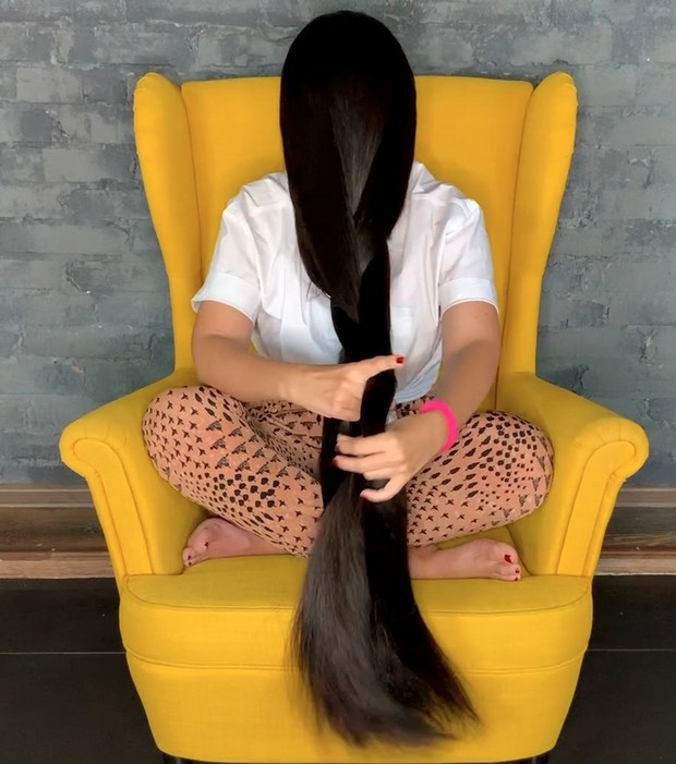 VIDEO - Very thick and long hair covering