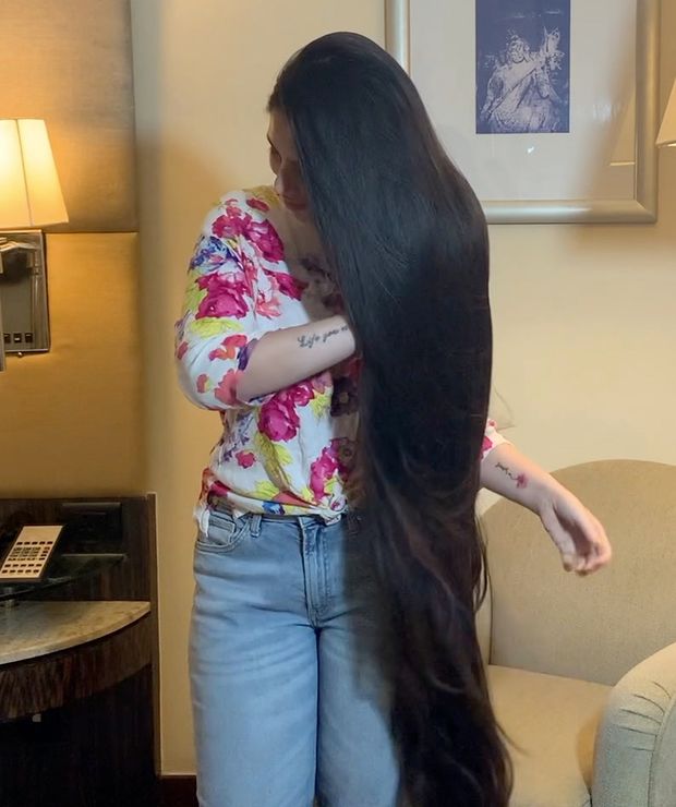 VIDEO - Neha&#x27;s extreme long hair show