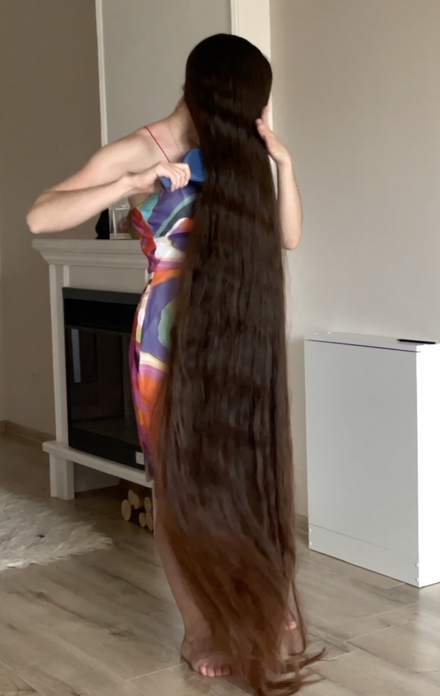 VIDEO - Ivanna loves her hair length