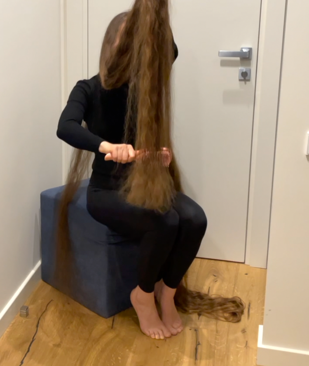 VIDEO - Brushing a pile of hair