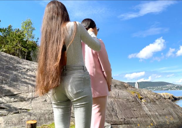 VIDEO - Two sisters by the sea