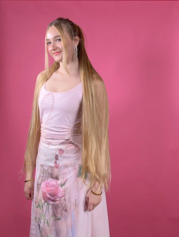 VIDEO - The ponytail and bun show perfection on pink