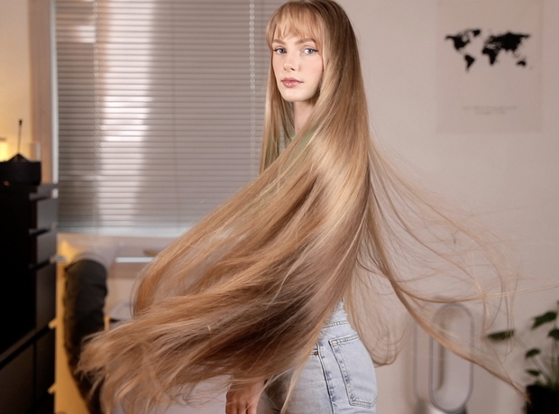 VIDEO - Super beautiful blonde Rapunzel