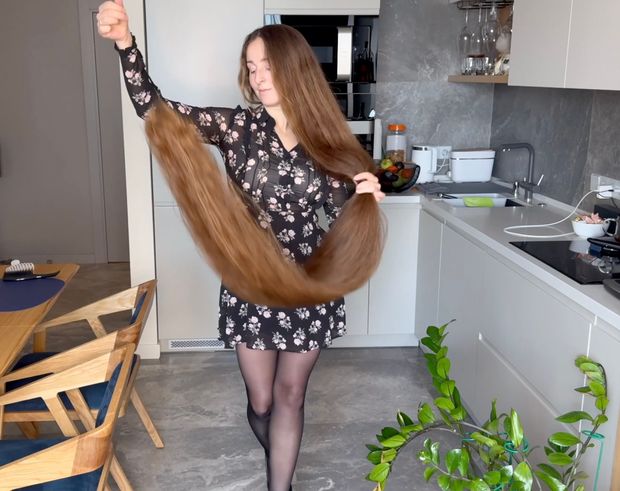 VIDEO - Lady with two meter long hair