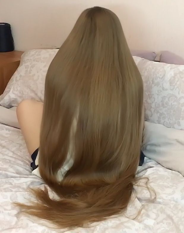 VIDEO - Heavy, blonde, thick, long hair