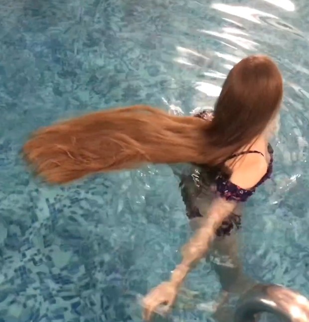 VIDEO - Rapunzel bathing