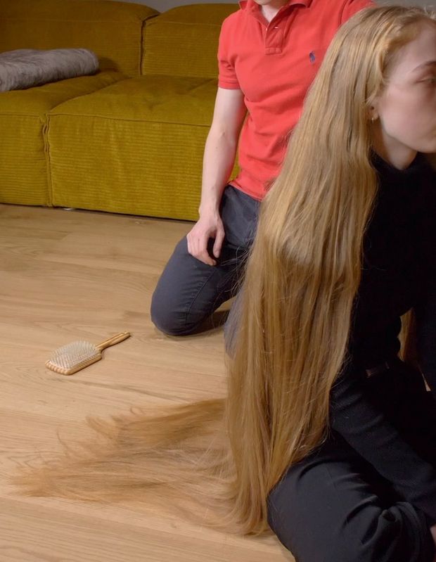 VIDEO - Blonde calf length hair floor show