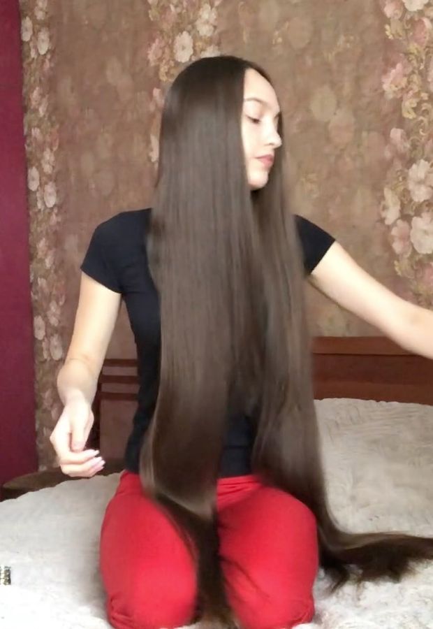 VIDEO - Super soft bundrops in front of her face
