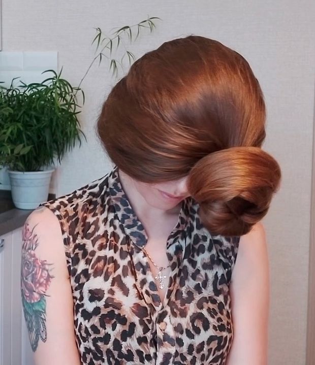 VIDEO - Heavy bundrops in front of her face