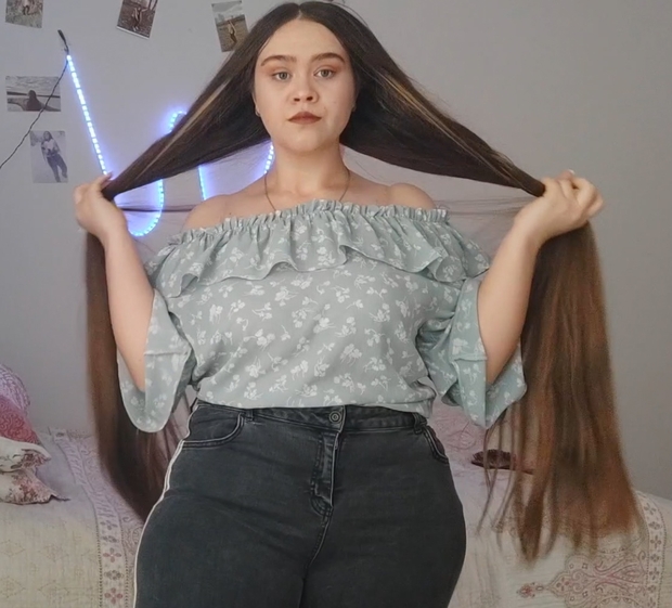VIDEO - Her daily hair play