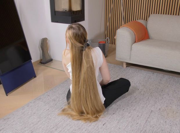 VIDEO - Extremely silky blonde hair