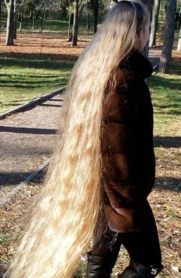 VIDEO - Blonde Rapunzel in the park