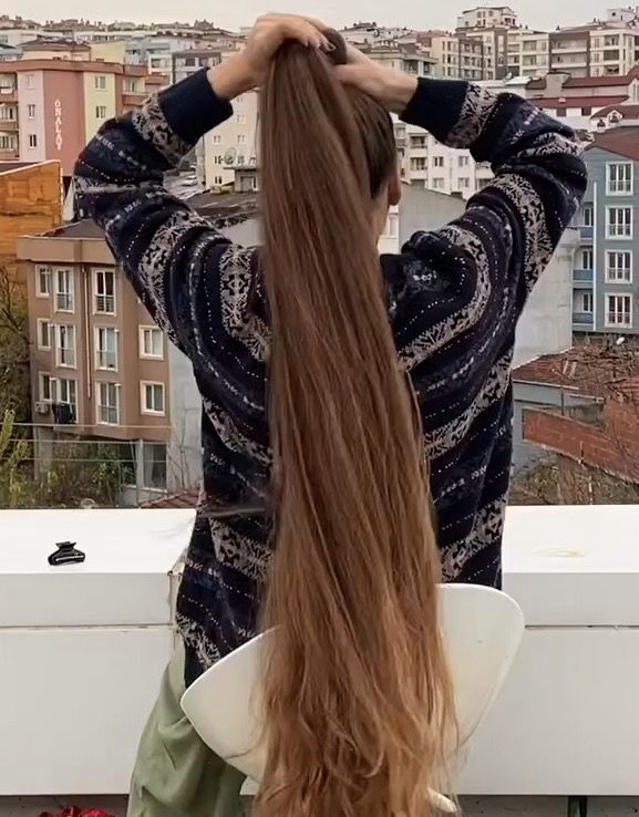 VIDEO - The girl with the huge buns