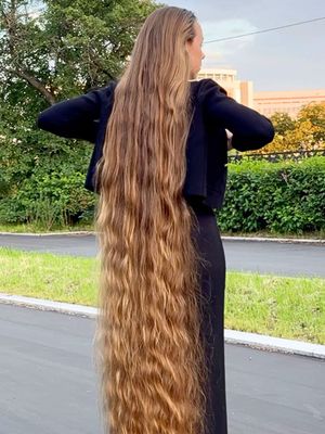 VIDEO - Ultra long, ultra soft blonde waves