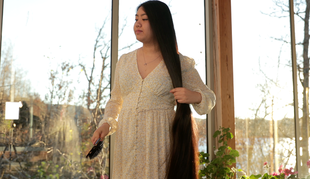 VIDEO - Isabell brushing her very long hair