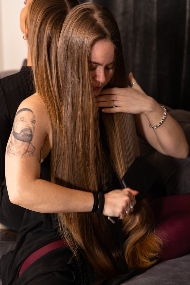 PHOTO SET - Celina&#x27;s hair over Natalie&#x27;s shoulders photoshoot