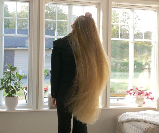 VIDEO - Extremely perfect thigh length hair